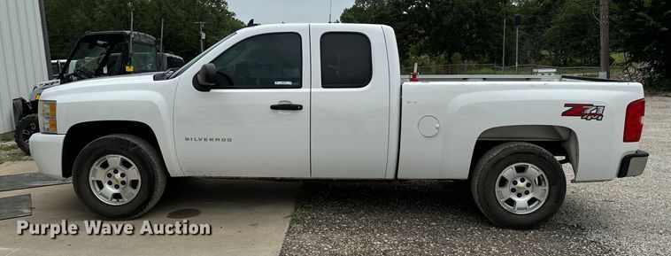 image for item NQ9758 2010 Chevrolet  Silverado 1500 Ext. Cab pickup truck