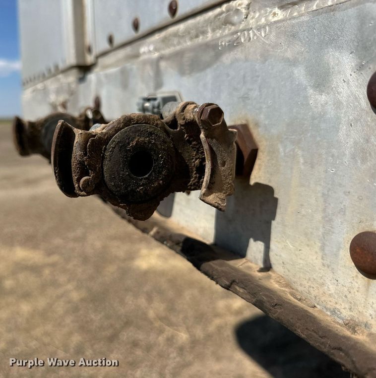 image for item DD3352 1998 Wilson livestock trailer