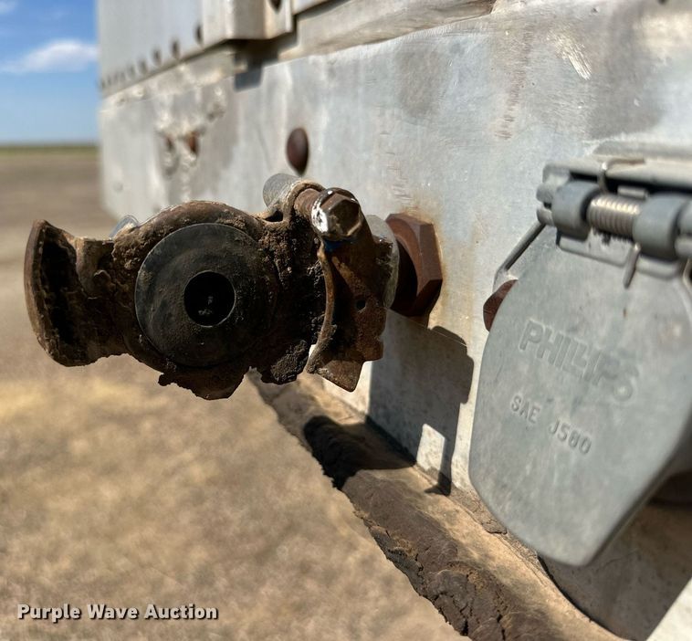image for item DD3352 1998 Wilson livestock trailer