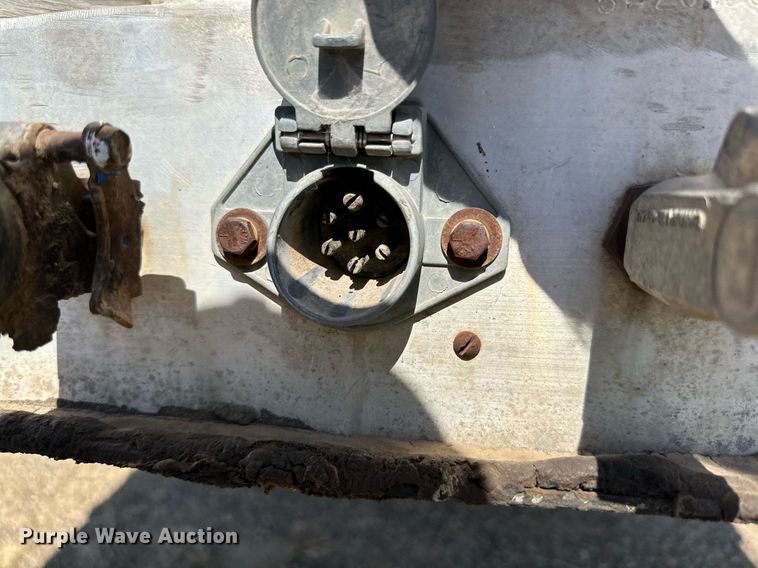 image for item DD3352 1998 Wilson livestock trailer