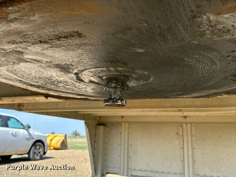 image for item DD3352 1998 Wilson livestock trailer