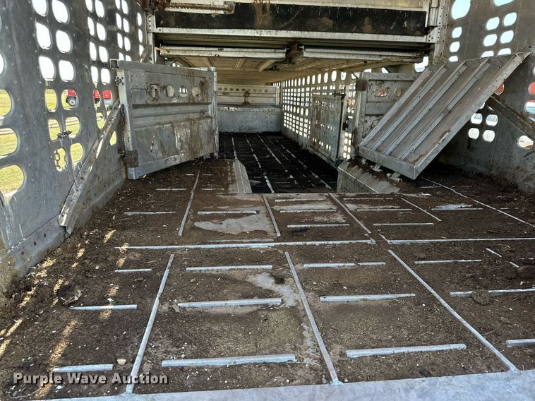 image for item DD3352 1998 Wilson livestock trailer
