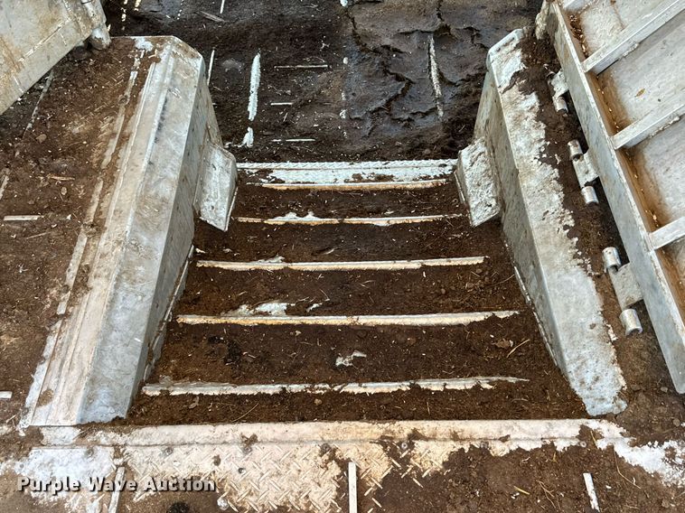 image for item DD3352 1998 Wilson livestock trailer