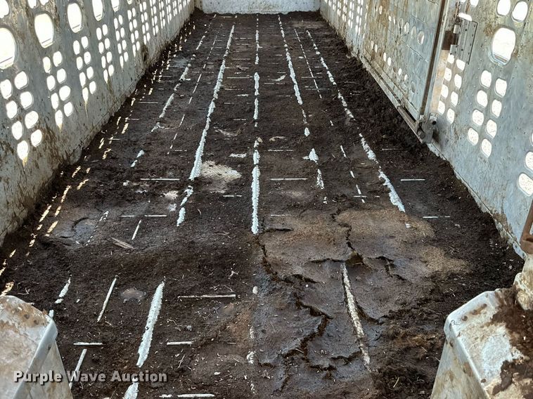 image for item DD3352 1998 Wilson livestock trailer