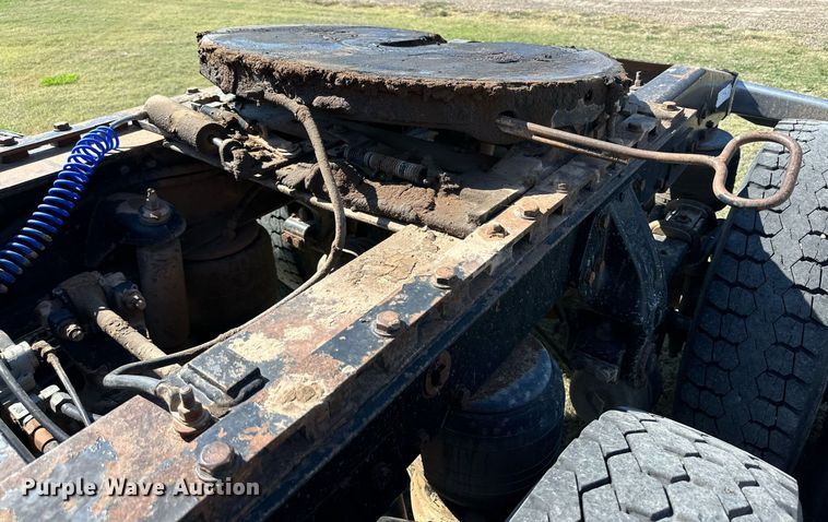 image for item DD3353 1995 Peterbilt 379 semi truck