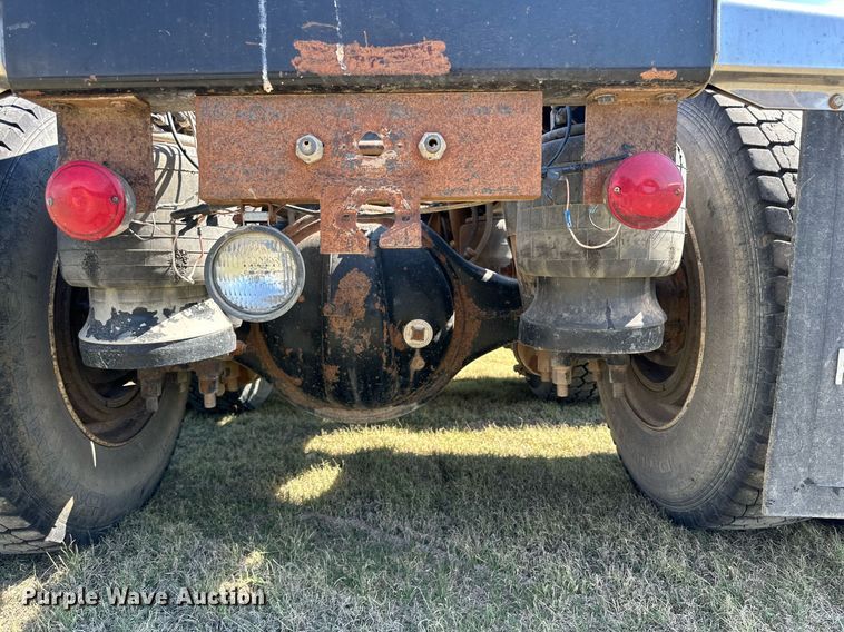 image for item DD3353 1995 Peterbilt 379 semi truck