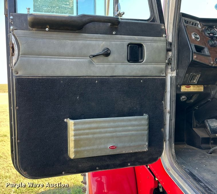 image for item DD3353 1995 Peterbilt 379 semi truck