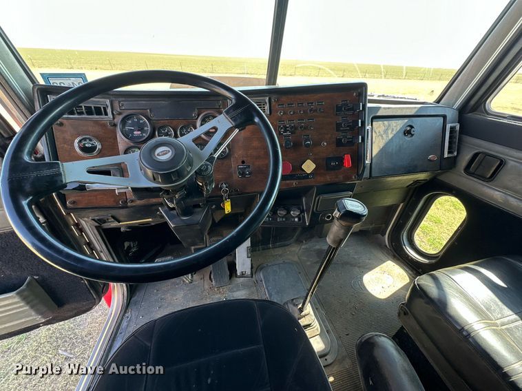 image for item DD3353 1995 Peterbilt 379 semi truck