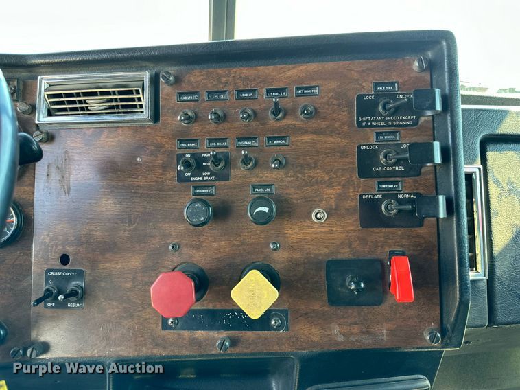 image for item DD3353 1995 Peterbilt 379 semi truck