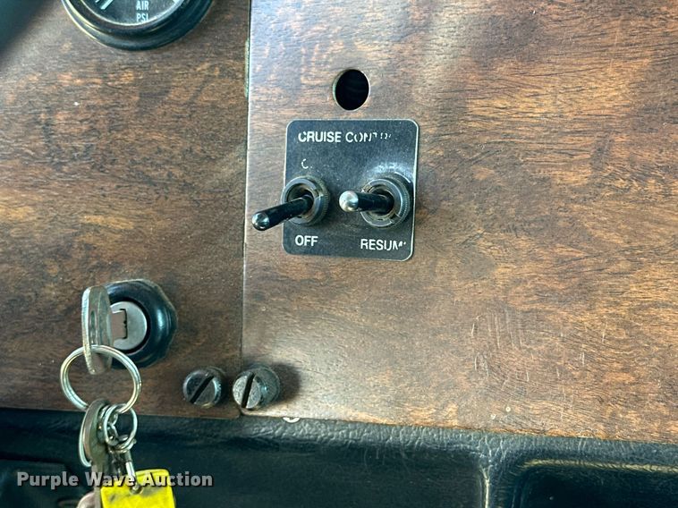 image for item DD3353 1995 Peterbilt 379 semi truck