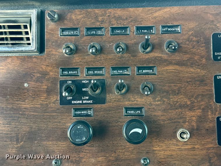 image for item DD3353 1995 Peterbilt 379 semi truck