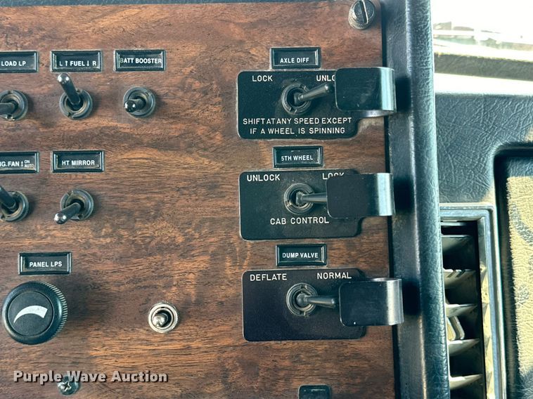 image for item DD3353 1995 Peterbilt 379 semi truck