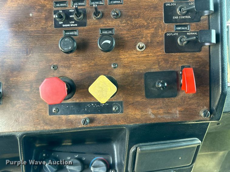 image for item DD3353 1995 Peterbilt 379 semi truck