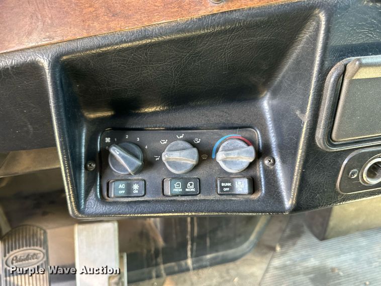 image for item DD3353 1995 Peterbilt 379 semi truck