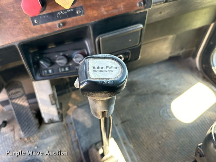 image for item DD3353 1995 Peterbilt 379 semi truck