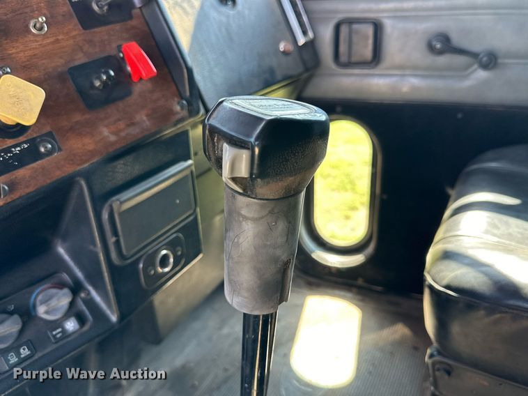 image for item DD3353 1995 Peterbilt 379 semi truck