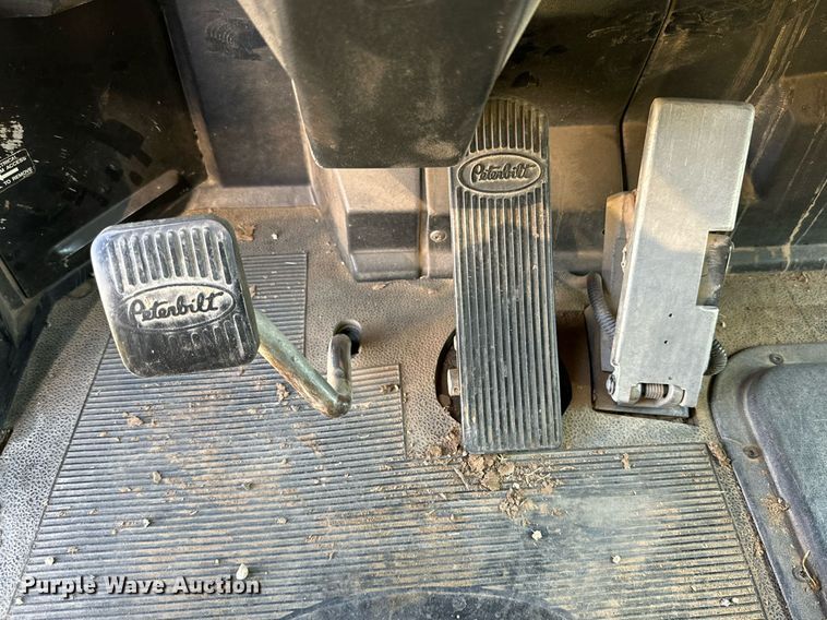 image for item DD3353 1995 Peterbilt 379 semi truck