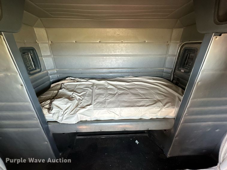 image for item DD3353 1995 Peterbilt 379 semi truck