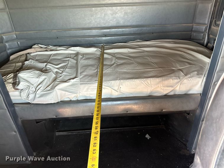 image for item DD3353 1995 Peterbilt 379 semi truck