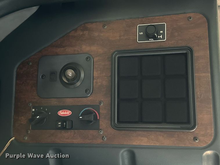 image for item DD3353 1995 Peterbilt 379 semi truck