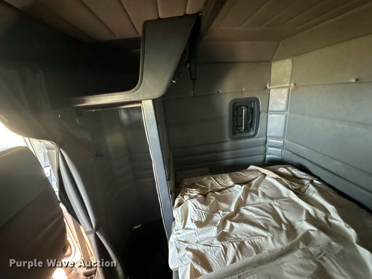 image for item DD3353 1995 Peterbilt 379 semi truck