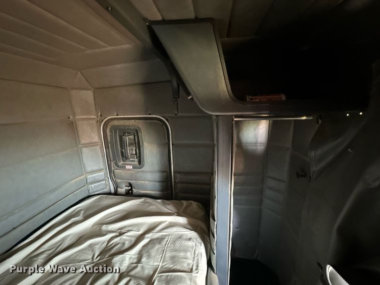 image for item DD3353 1995 Peterbilt 379 semi truck