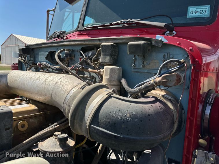 image for item DD3353 1995 Peterbilt 379 semi truck