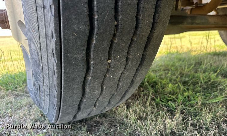 image for item DD3353 1995 Peterbilt 379 semi truck