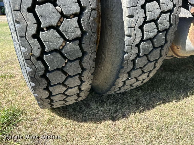 image for item DD3353 1995 Peterbilt 379 semi truck