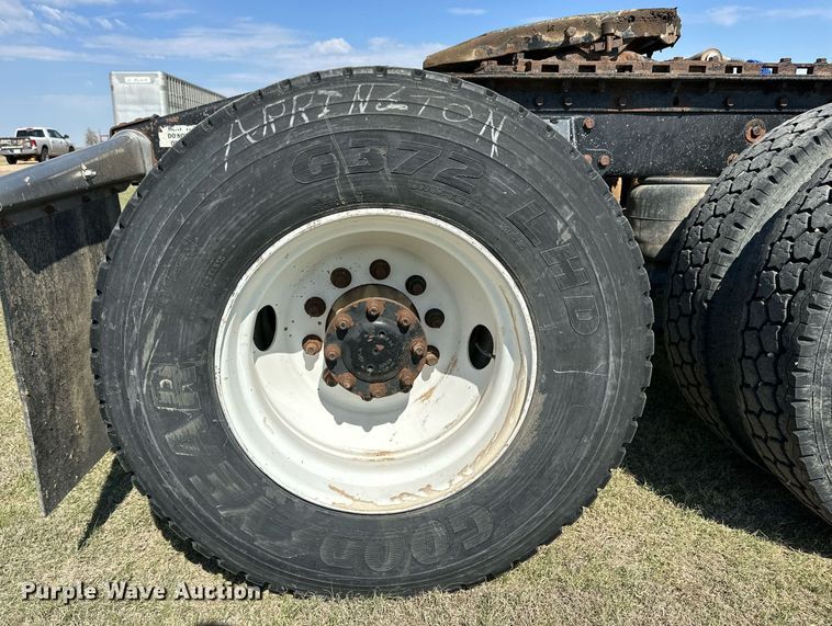 image for item DD3353 1995 Peterbilt 379 semi truck