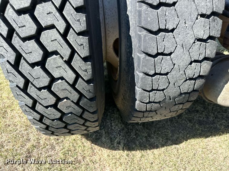 image for item DD3353 1995 Peterbilt 379 semi truck