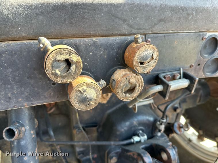 image for item DD3365 1985 Case  2096 tractor