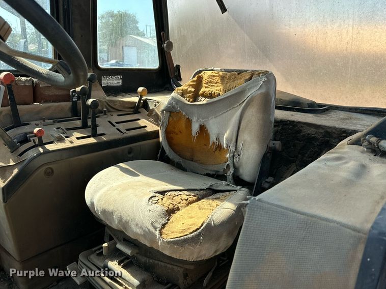 image for item DD3365 1985 Case  2096 tractor