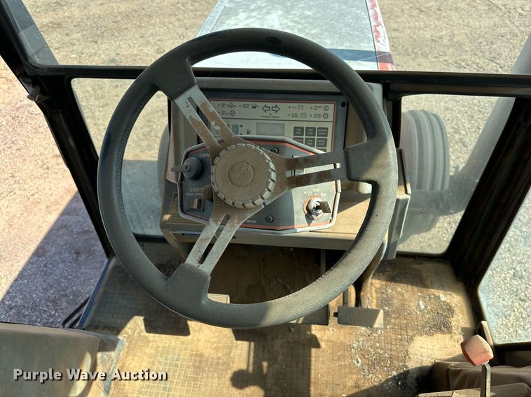 image for item DD3365 1985 Case  2096 tractor