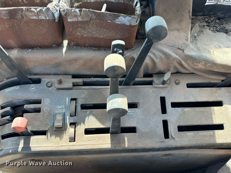 image for item DD3365 1985 Case  2096 tractor