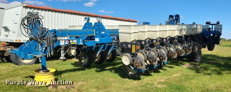image for item DN3553 2012 Kinze 3800 planter