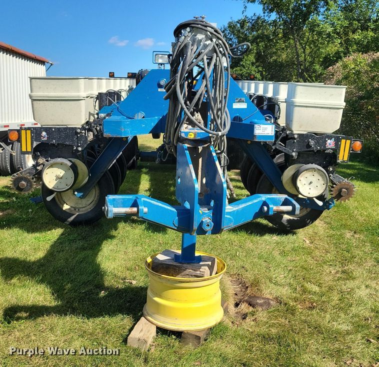 image for item DN3553 2012 Kinze 3800 planter