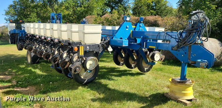 image for item DN3553 2012 Kinze 3800 planter