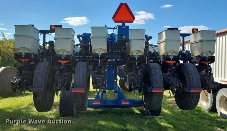 image for item DN3553 2012 Kinze 3800 planter