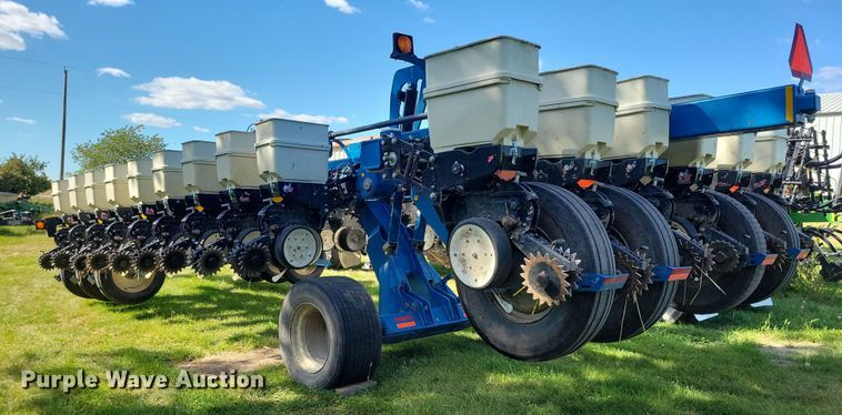 image for item DN3553 2012 Kinze 3800 planter