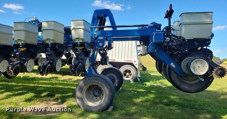 image for item DN3553 2012 Kinze 3800 planter
