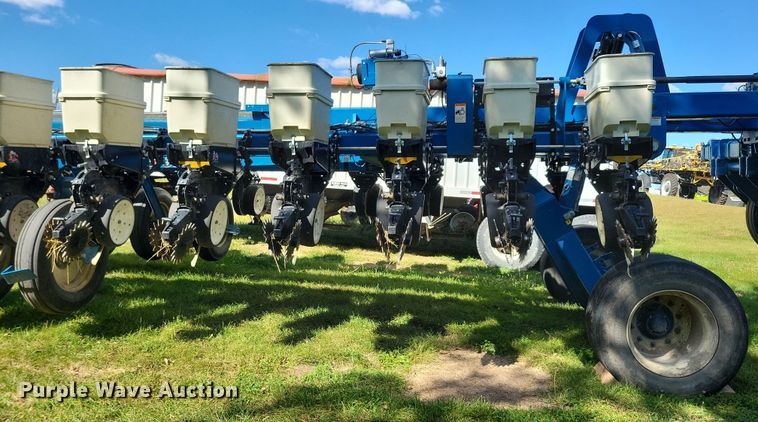 image for item DN3553 2012 Kinze 3800 planter