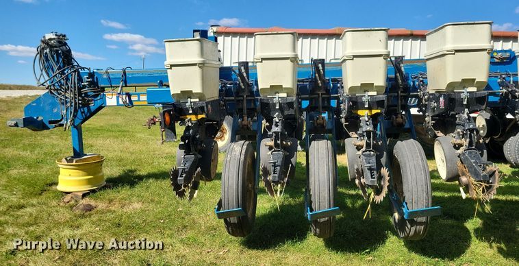 image for item DN3553 2012 Kinze 3800 planter