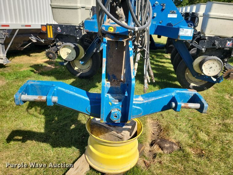 image for item DN3553 2012 Kinze 3800 planter