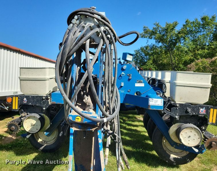 image for item DN3553 2012 Kinze 3800 planter