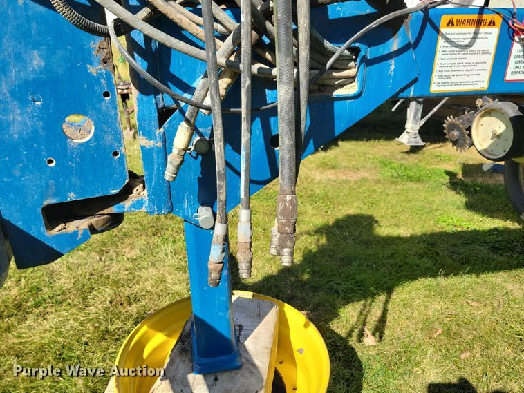 image for item DN3553 2012 Kinze 3800 planter