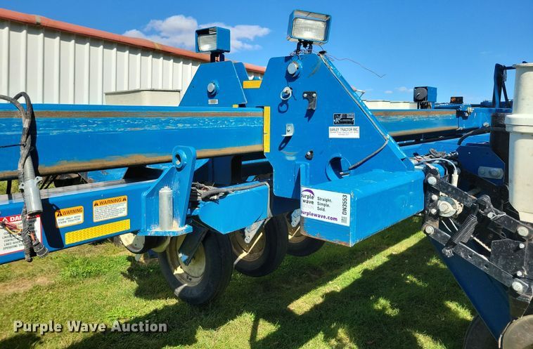 image for item DN3553 2012 Kinze 3800 planter