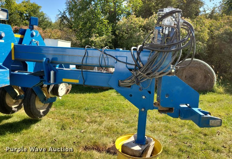 image for item DN3553 2012 Kinze 3800 planter