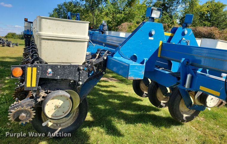 image for item DN3553 2012 Kinze 3800 planter