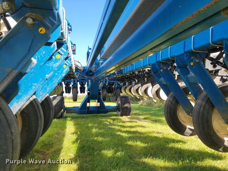 image for item DN3553 2012 Kinze 3800 planter